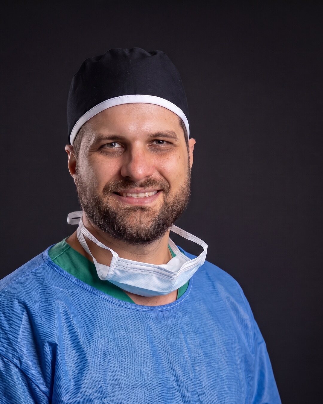 Dr. Rafael Kulka, cirurgião de pé e tornozelo, paramentado no centro cirúrgico